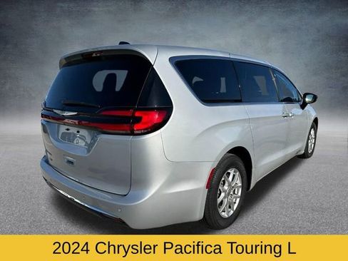 Used 2024 Chrysler Pacifica Touring-L image 3