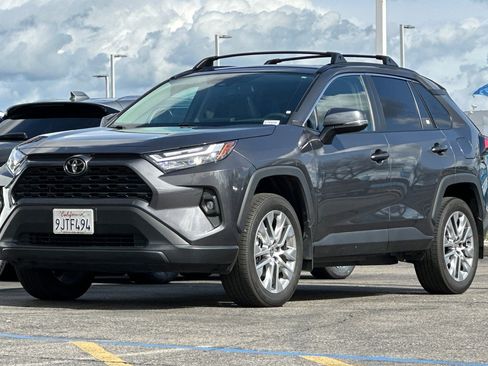 Used 2023 Toyota RAV4 XLE Premium image 8
