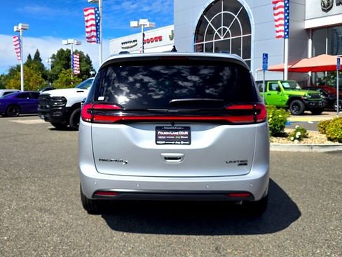New 2026 Chrysler Pacifica Limited w/ S Appearance Package AWD/4WD image 5