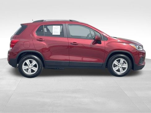 Used 2021 Chevrolet Trax LT w/ LT Convenience Package image 2
