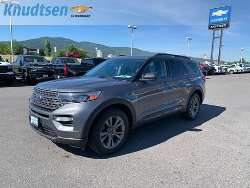 Used 2021 Ford Explorer XLT w/ Equipment Group 202A AWD/4WD image 3