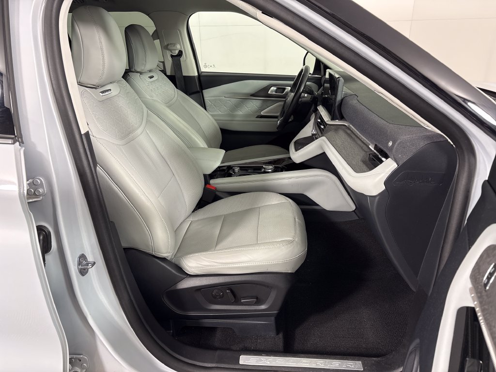 Used 2025 Ford Explorer Platinum w/ Ultimate Package AWD/4WD image 7