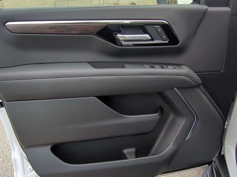 New 2026 Chevrolet Suburban LS RWD image 10