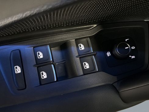 Certified 2025 Volkswagen Tiguan SE FWD image 16