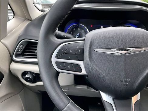 Used 2023 Chrysler Pacifica Touring-L FWD image 11