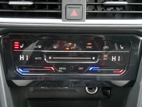 New 2026 Volkswagen Taos SE image 8