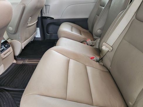 Used 2020 Toyota Sienna XLE Premium FWD image 29