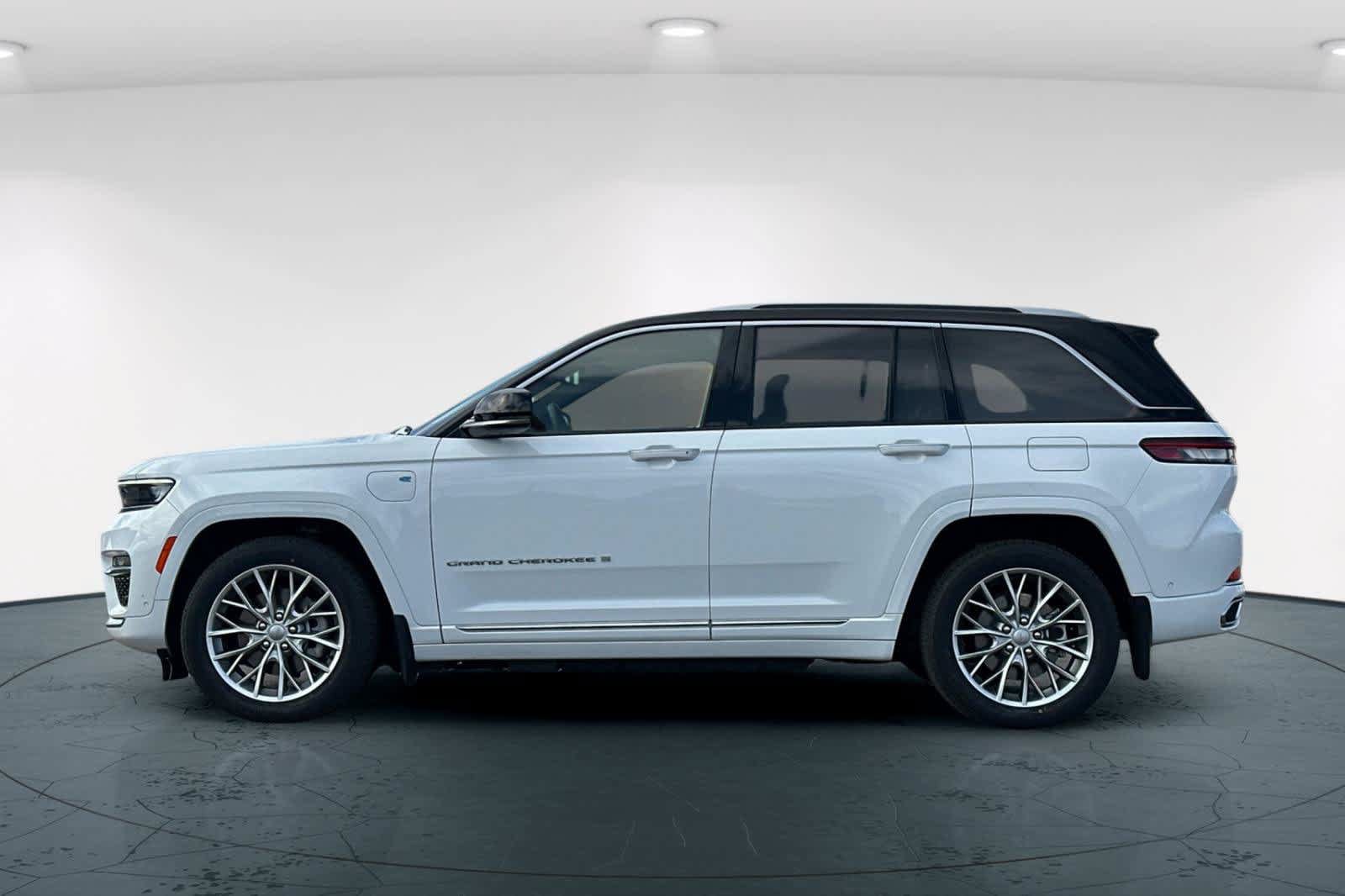 Used 2022 Jeep Grand Cherokee Summit w/ Advanced Protech Group IV AWD/4WD image 9