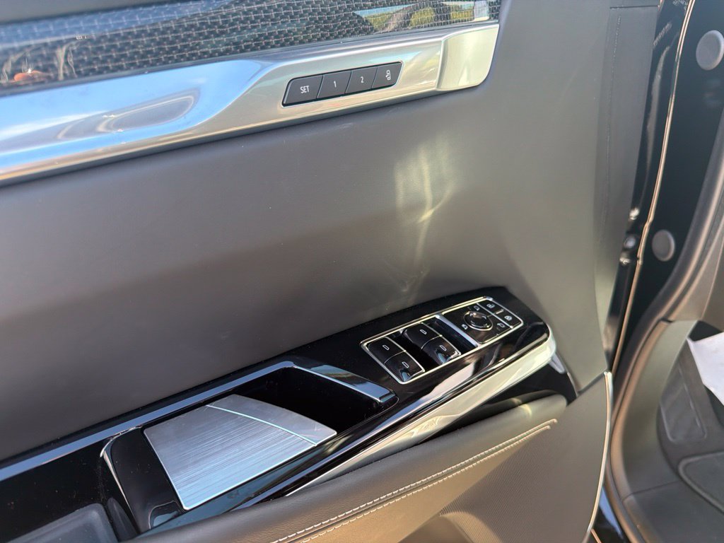 Used 2025 Cadillac Escalade ESV V w/ LPO, ONYX Package AWD/4WD image 18