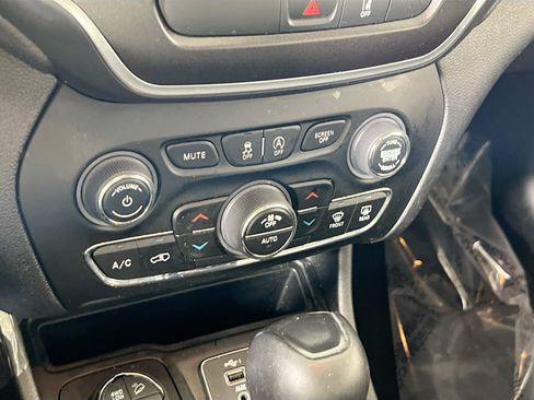 Used 2022 Jeep Cherokee Trailhawk AWD/4WD image 15