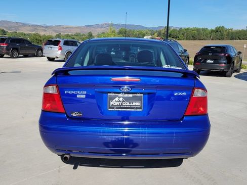 Used 2005 Ford Focus ZX4 Sedan FWD image 10