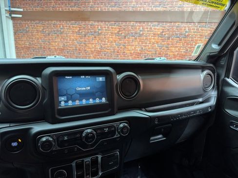 Used 2021 Jeep Wrangler Unlimited Sport image 18