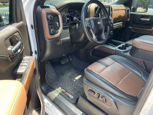 Used 2023 Chevrolet Silverado 2500 High Country w/ Z71 Off-Road Package AWD/4WD image 4