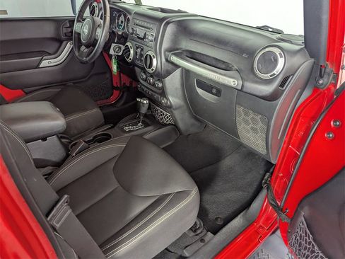 Used 2016 Jeep Wrangler Unlimited Sahara image 31