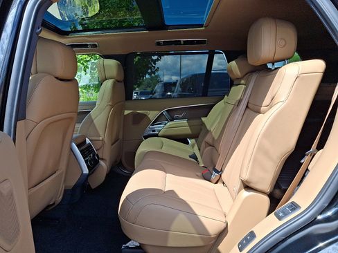 New 2025 Land Rover Range Rover Long Wheelbase SE image 9