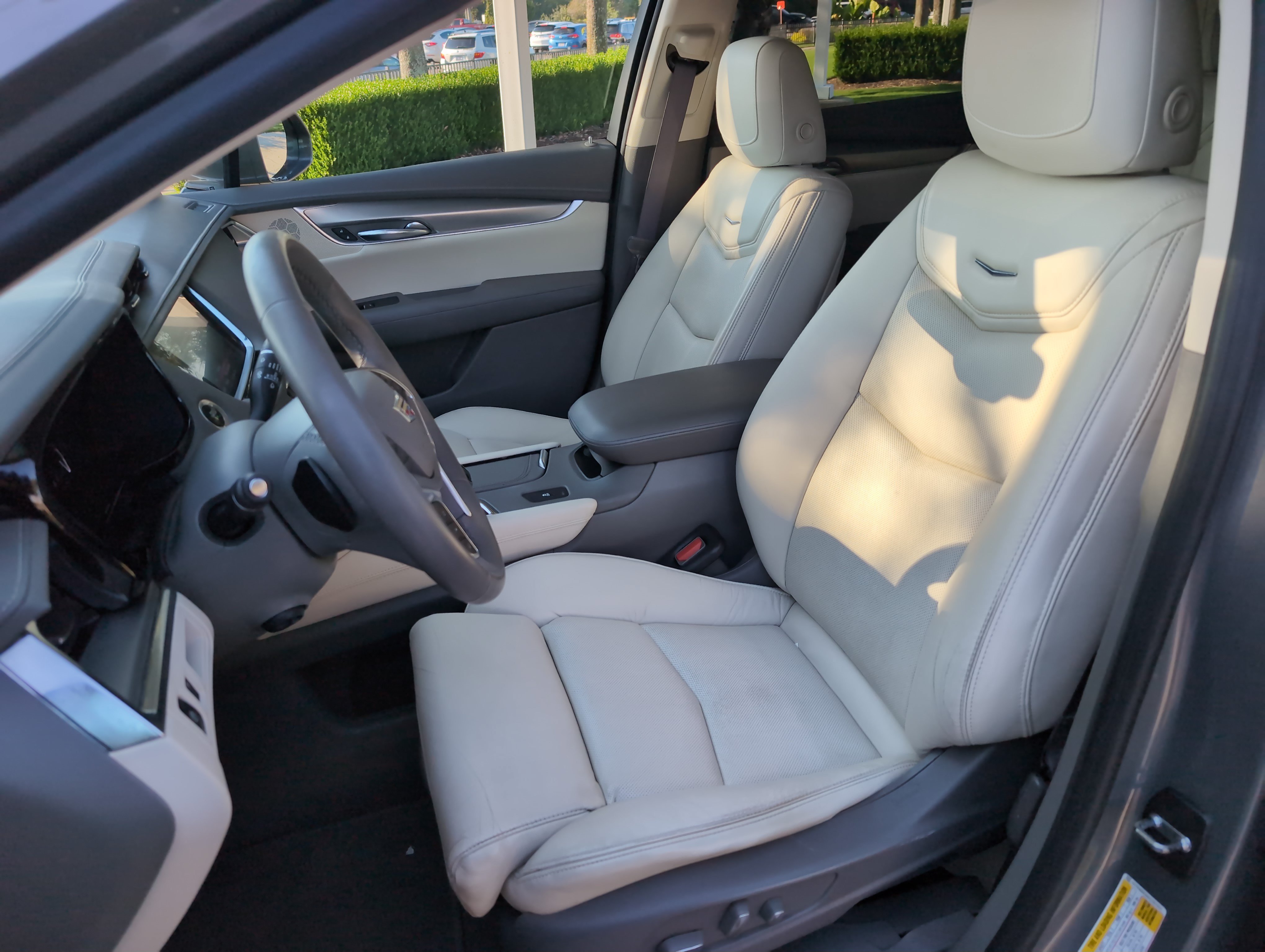 Used 2017 Cadillac XT5 Luxury w/ Driver Awareness Package FWD image 16