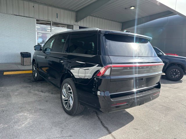 Used 2025 Lincoln Navigator Reserve AWD/4WD image 3