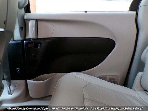 Used 2017 Chrysler Pacifica Touring-L Plus image 18