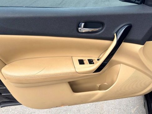 Used 2011 Nissan Maxima 3.5 SV w/ Cold Pkg FWD image 9