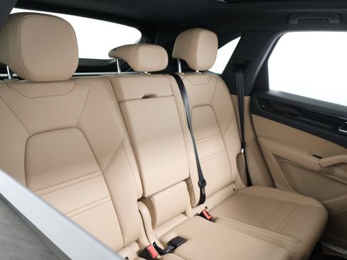 Used 2021 Porsche Cayenne AWD/4WD image 38