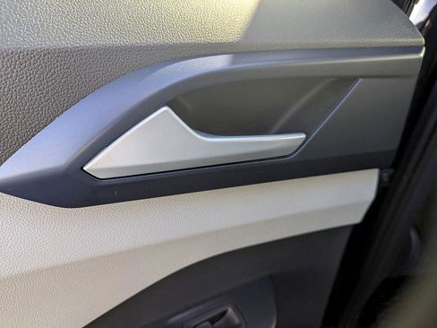 Used 2024 Volkswagen Taos SE image 23