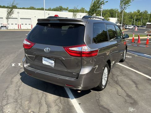 Used 2015 Toyota Sienna XLE w/ XLE Navigation Package FWD image 10