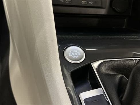 Certified 2022 Volkswagen Tiguan SE R-Line image 11