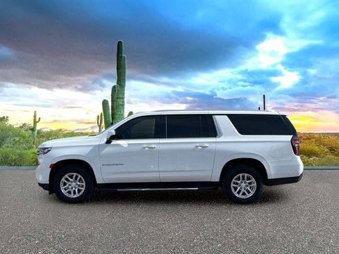 Used 2022 Chevrolet Suburban LT RWD image 3