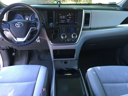 Used 2020 Toyota Sienna LE w/ Carpet Mat Package FWD image 24