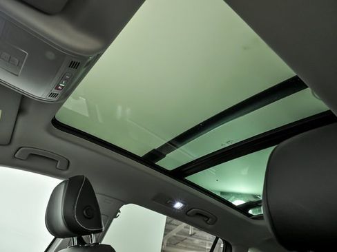 Certified 2022 Volkswagen Tiguan SE w/ Panoramic Sunroof Package image 11