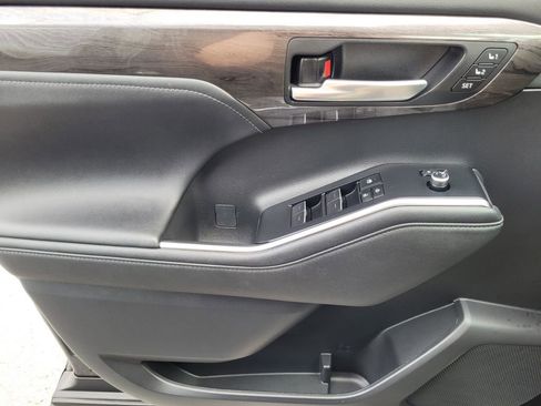 Used 2023 Toyota Highlander Limited image 27