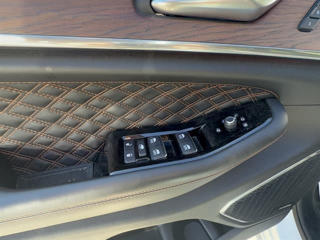 Used 2023 Jeep Grand Cherokee Summit w/ Luxury Tech Group V AWD/4WD image 27