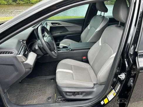 Used 2025 Toyota Camry SE image 14