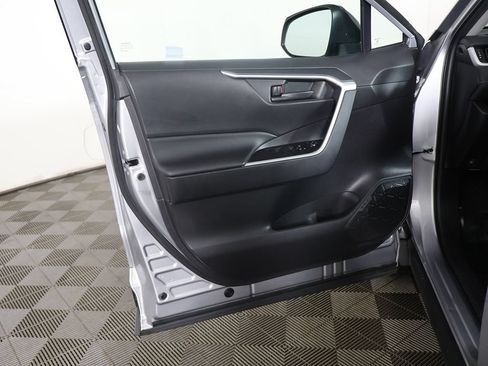 Used 2021 Toyota RAV4 LE AWD/4WD image 18