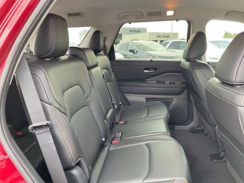 Used 2025 Nissan Pathfinder SL FWD image 14