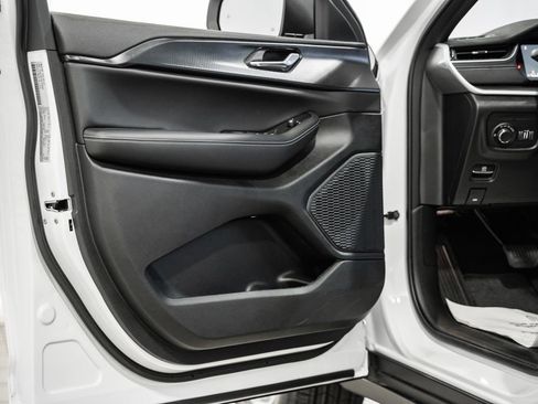 New 2025 Jeep Grand Cherokee image 34