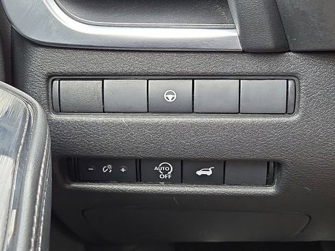 Used 2024 Nissan Rogue SV FWD image 25