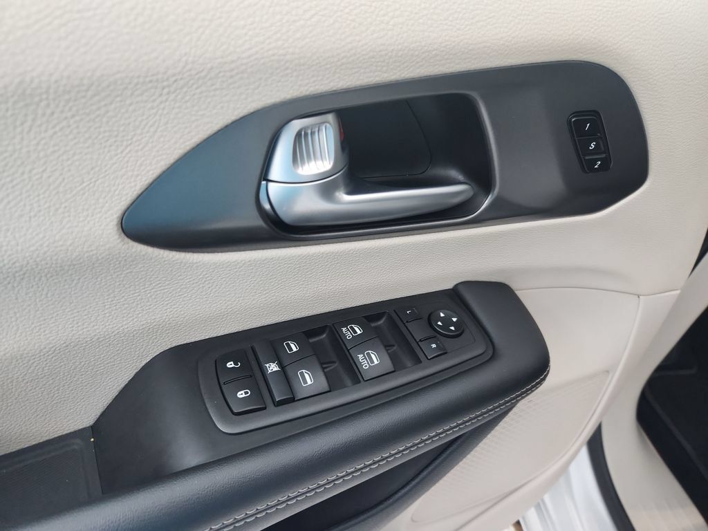 Certified 2024 Chrysler Pacifica Touring-L FWD image 24