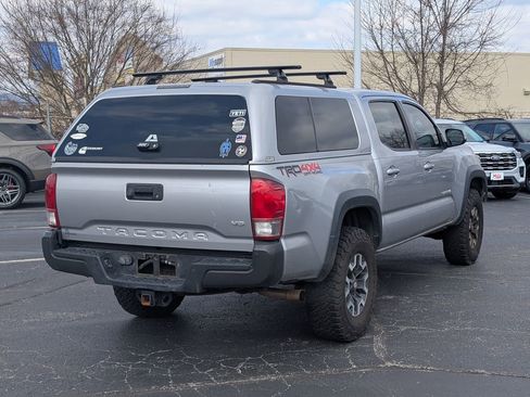 Used 2017 Toyota Tacoma TRD Off-Road image 3