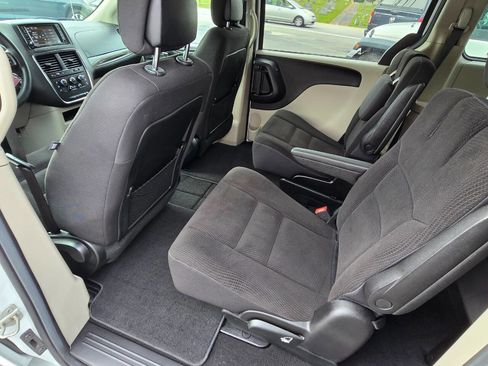 Used 2018 Dodge Grand Caravan SE w/ UConnect Hands-Free Group image 20