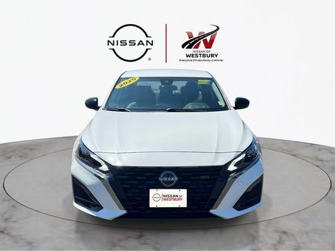 Used 2025 Nissan Altima 2.5 SR AWD/4WD image 2