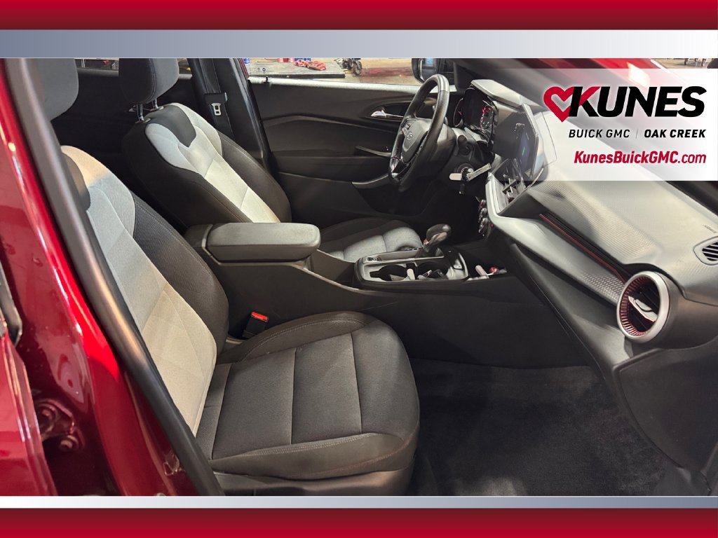 Used 2025 Chevrolet Trax RS FWD image 26