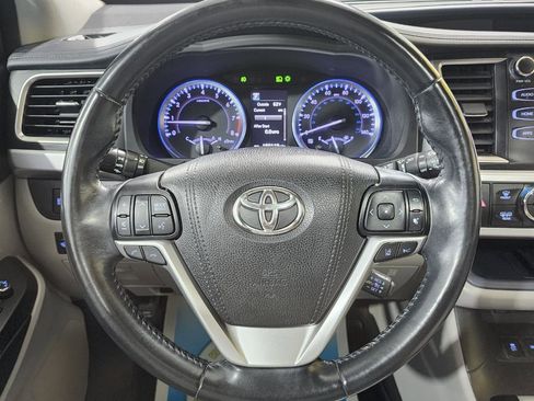 Used 2018 Toyota Highlander XLE AWD/4WD image 12