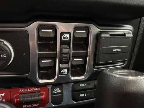 Certified 2024 Jeep Gladiator Mojave w/ Convenience Group image 11