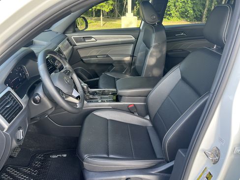 Used 2023 Volkswagen Atlas Cross Sport SE w/ Panoramic Sunroof Package FWD image 15