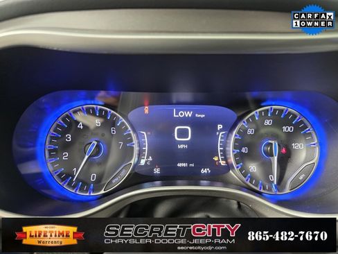 Used 2024 Chrysler Pacifica Touring-L image 18