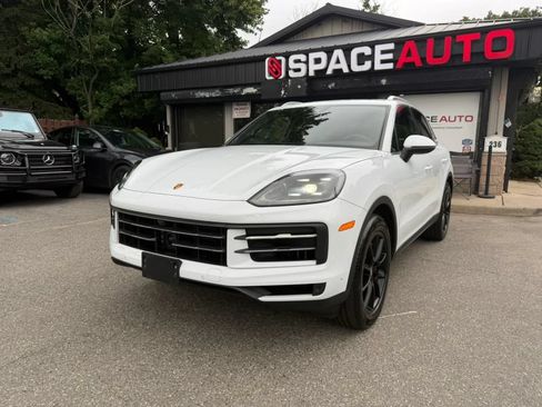 Used 2024 Porsche Cayenne AWD/4WD image 2