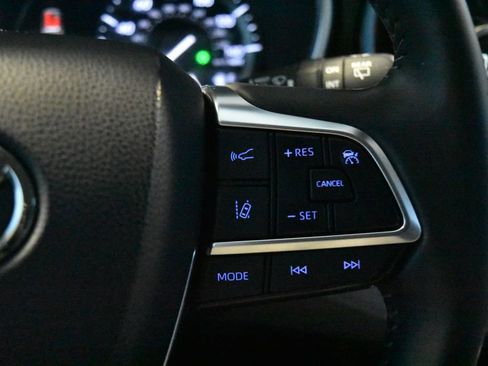 Used 2021 Toyota Highlander XLE image 9