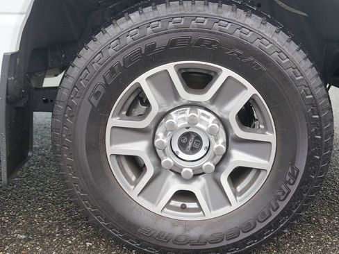 Used 2024 Ford F350 Lariat image 9