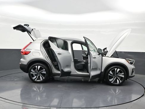 Used 2023 Volvo XC40 B5 Plus AWD/4WD image 34